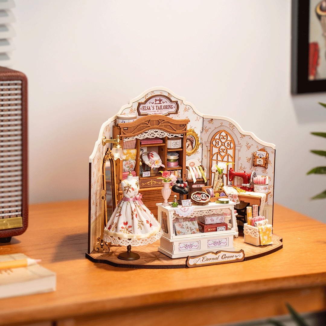 Rolife Elsa's Tailoring – Μινιατούρα Vintage Ραφείο με LED - Image 3