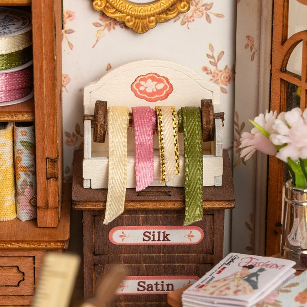 Rolife Elsa's Tailoring – Μινιατούρα Vintage Ραφείο με LED - Image 9
