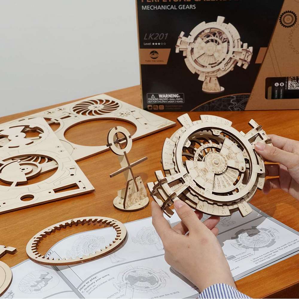 Συναρμολόγηση ROKR Perpetual Calendar LK201 ξύλινου 3D puzzle 52 κομματιών